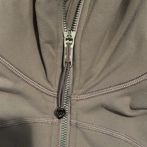 Size 2 lululemon zip up in excellent condition - Picture 5 of 6